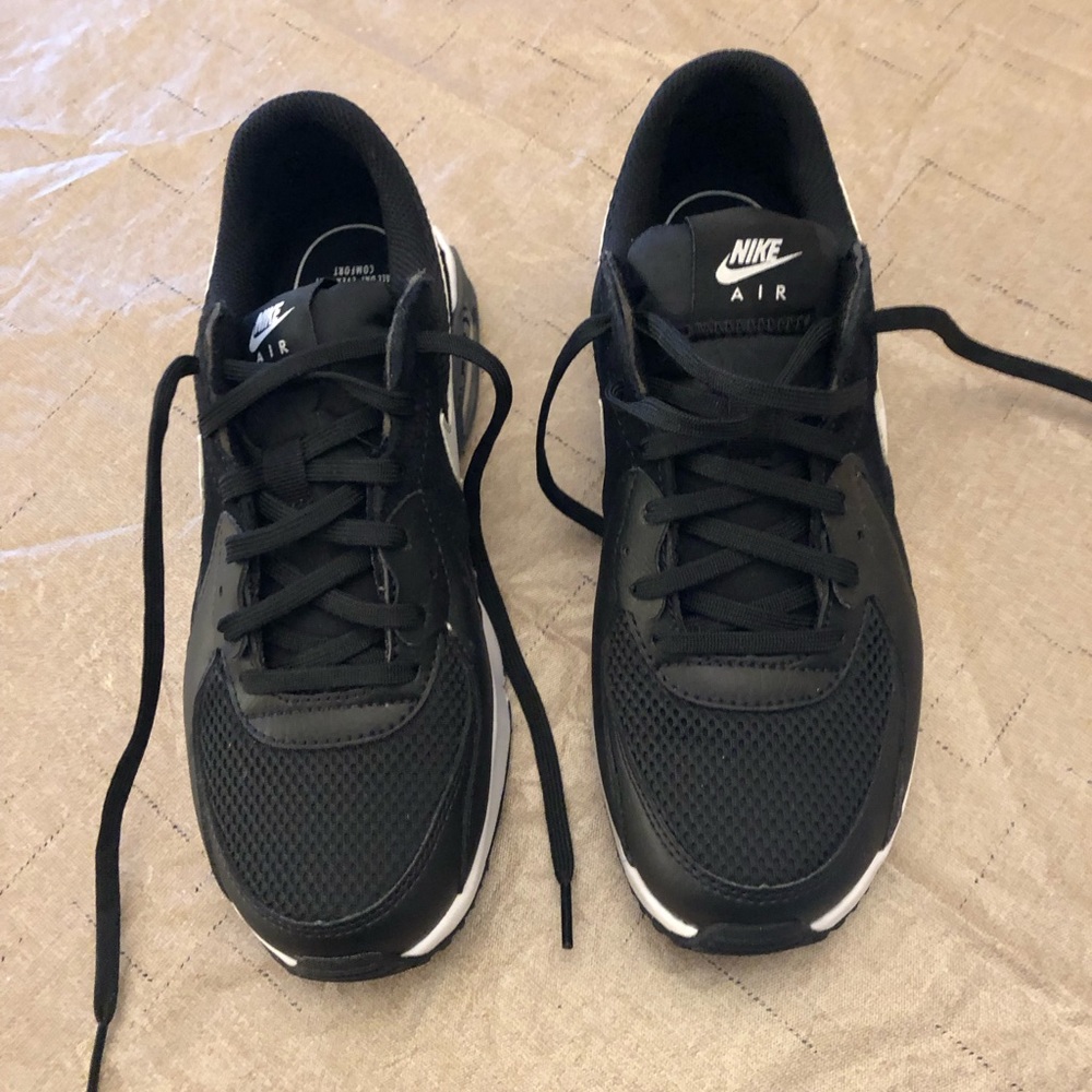 Nike Air Max size 7.5 black white never worn